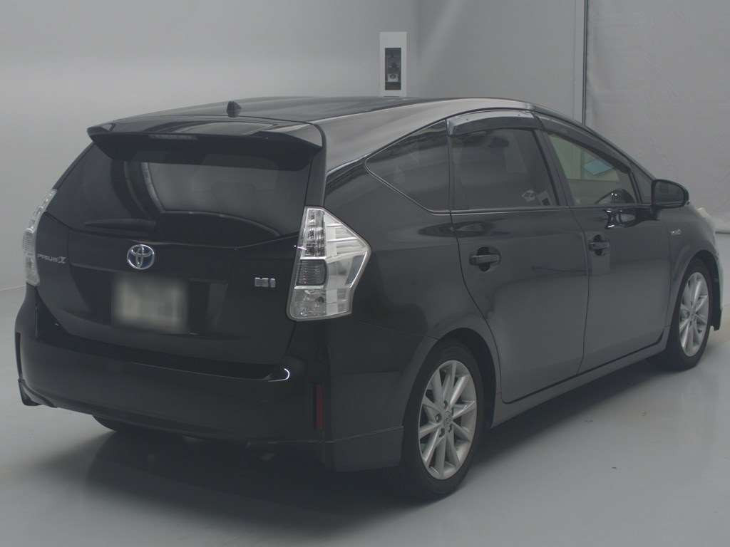 2012 Toyota Prius alpha ZVW41W[1]