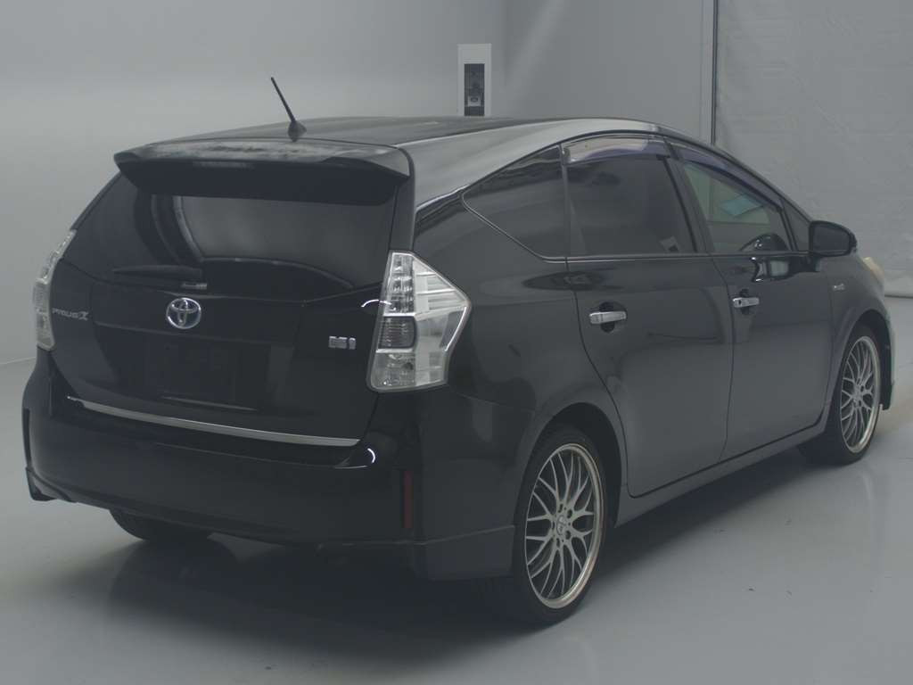 2011 Toyota Prius alpha ZVW41W[1]