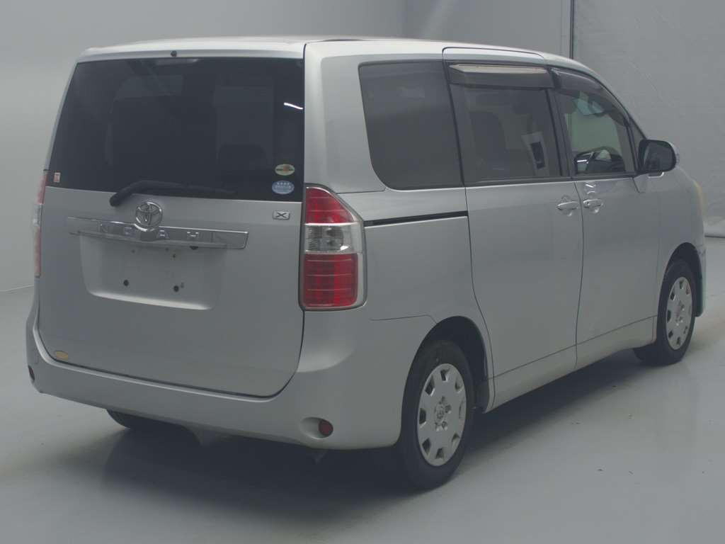 2009 Toyota Noah ZRR70G[1]