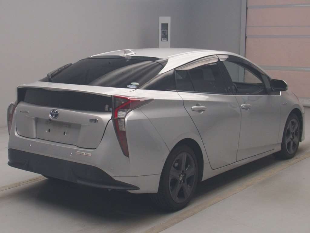 2017 Toyota Prius ZVW51[1]