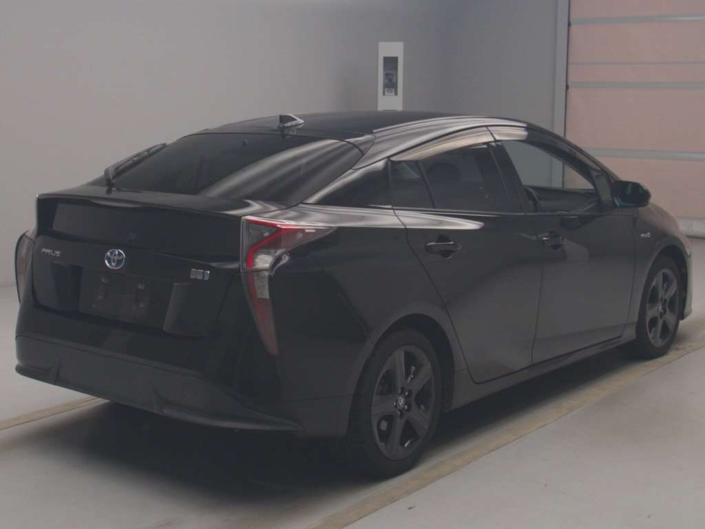 2016 Toyota Prius ZVW50[1]