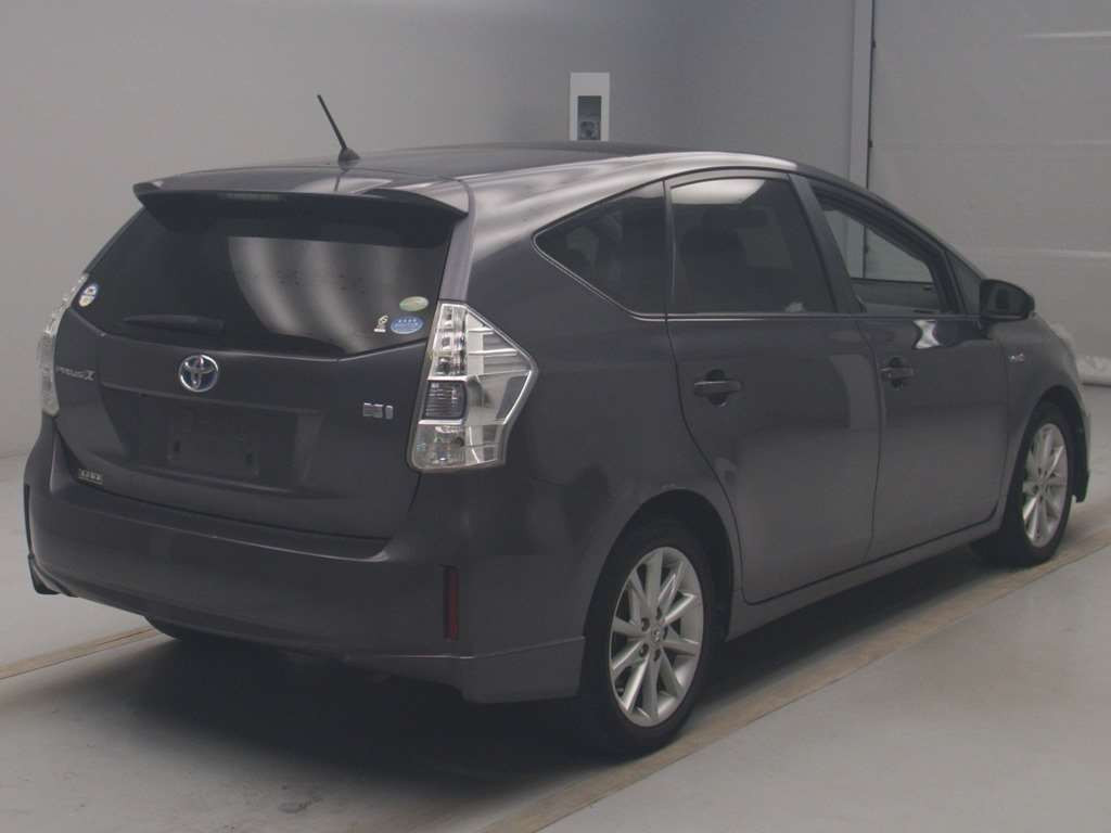 2011 Toyota Prius alpha ZVW41W[1]