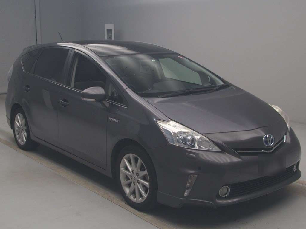 2011 Toyota Prius alpha ZVW41W[2]