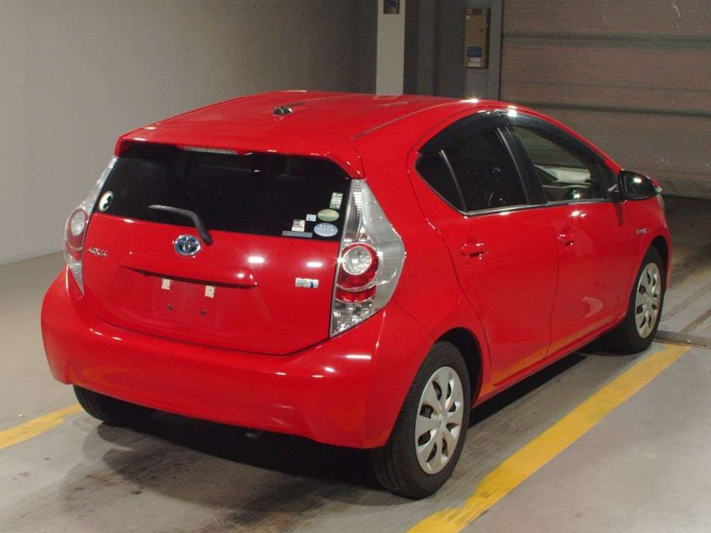 2013 Toyota Aqua NHP10[1]