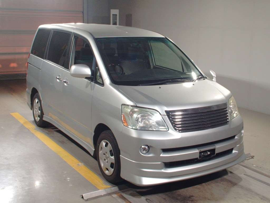 2009 Toyota Noah AZR60G[2]