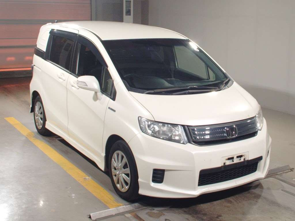 2012 Honda Freed spike hybrid GP3[2]