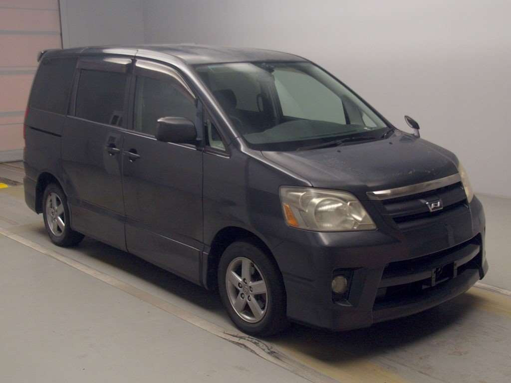 2007 Toyota Noah AZR60G[2]