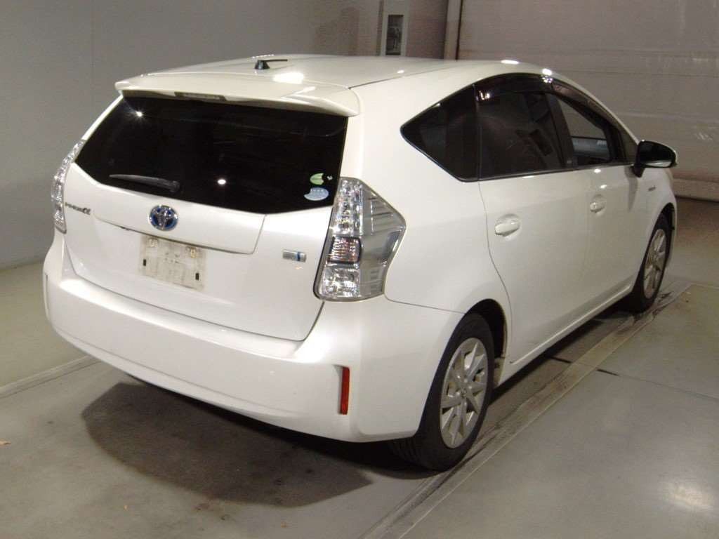 2013 Toyota Prius alpha ZVW40W[1]