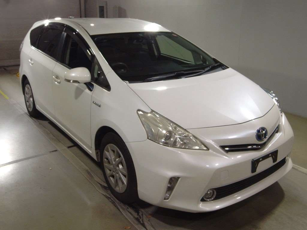 2013 Toyota Prius alpha ZVW40W[2]