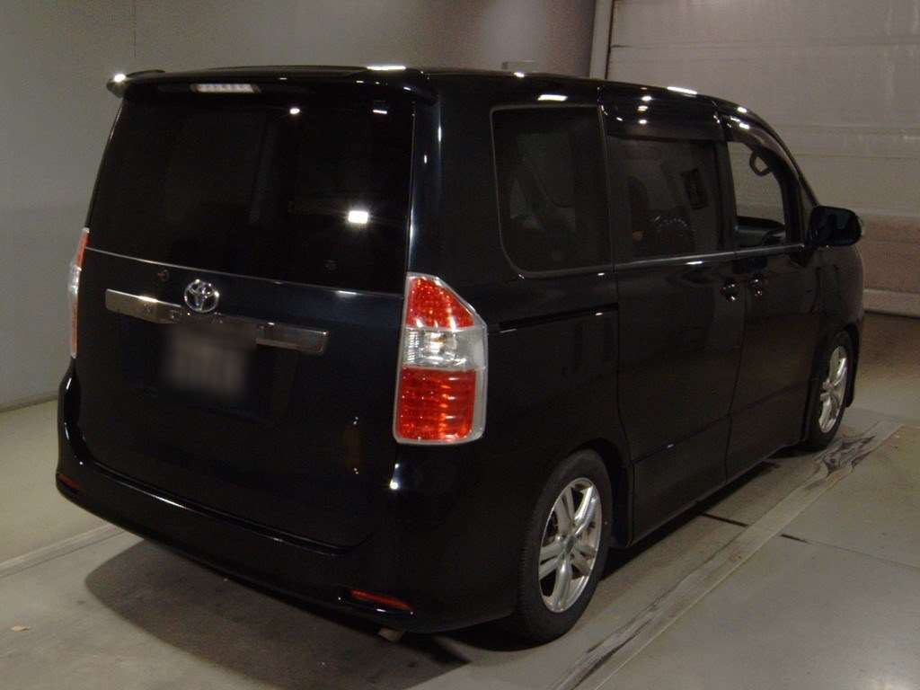 2007 Toyota Noah ZRR70W[1]