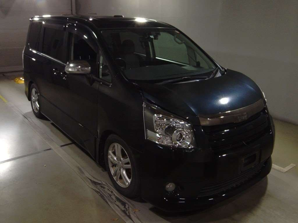 2007 Toyota Noah ZRR70W[2]