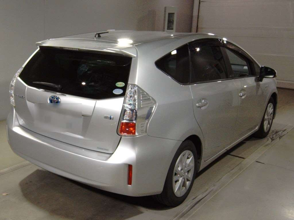 2014 Toyota Prius alpha ZVW40W[1]