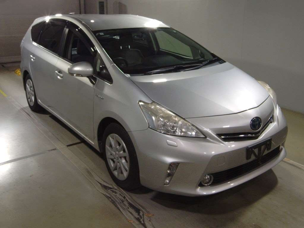 2014 Toyota Prius alpha ZVW40W[2]