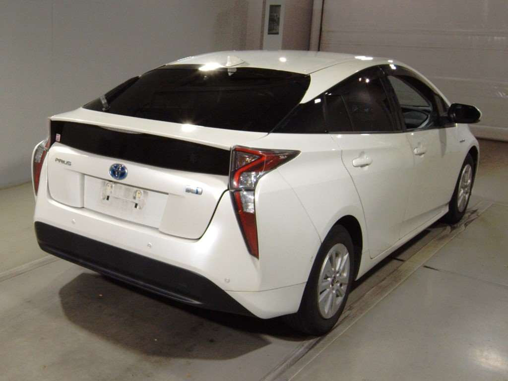 2017 Toyota Prius ZVW50[1]