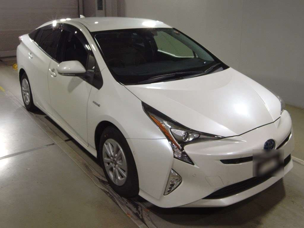 2017 Toyota Prius ZVW50[2]