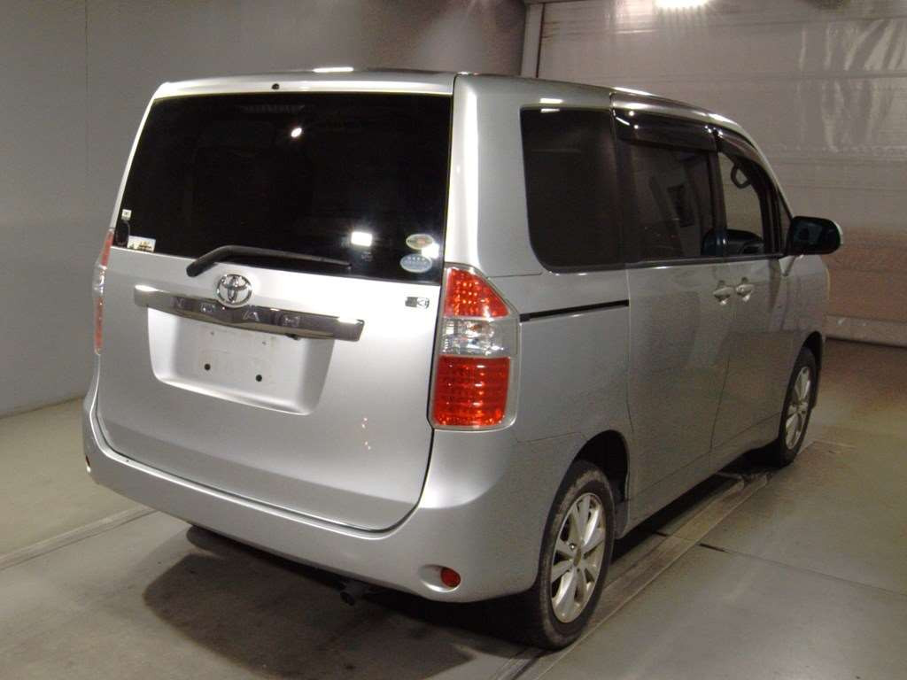 2007 Toyota Noah ZRR75G[1]