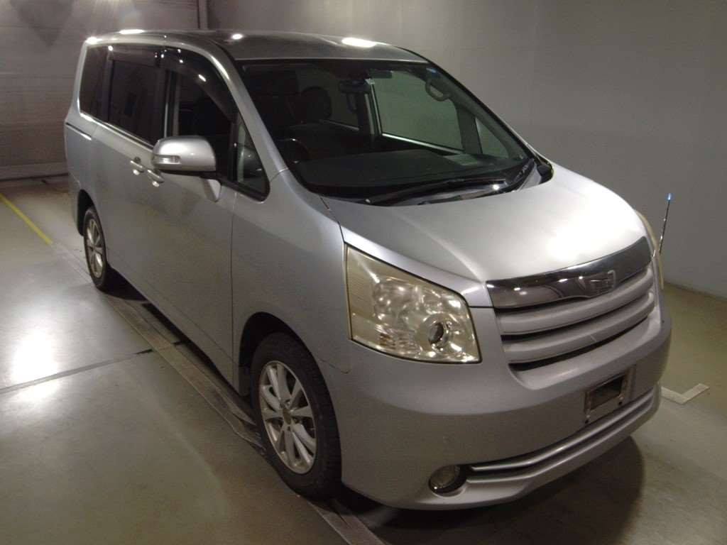 2007 Toyota Noah ZRR75G[2]