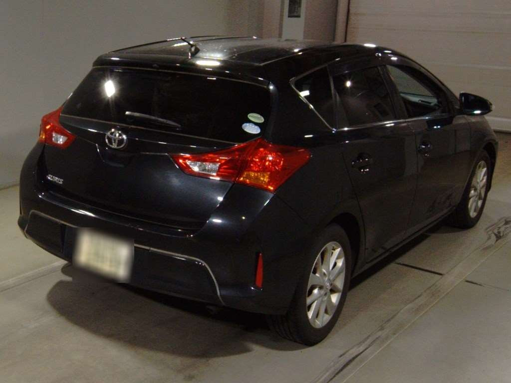 2013 Toyota Auris NZE181H[1]