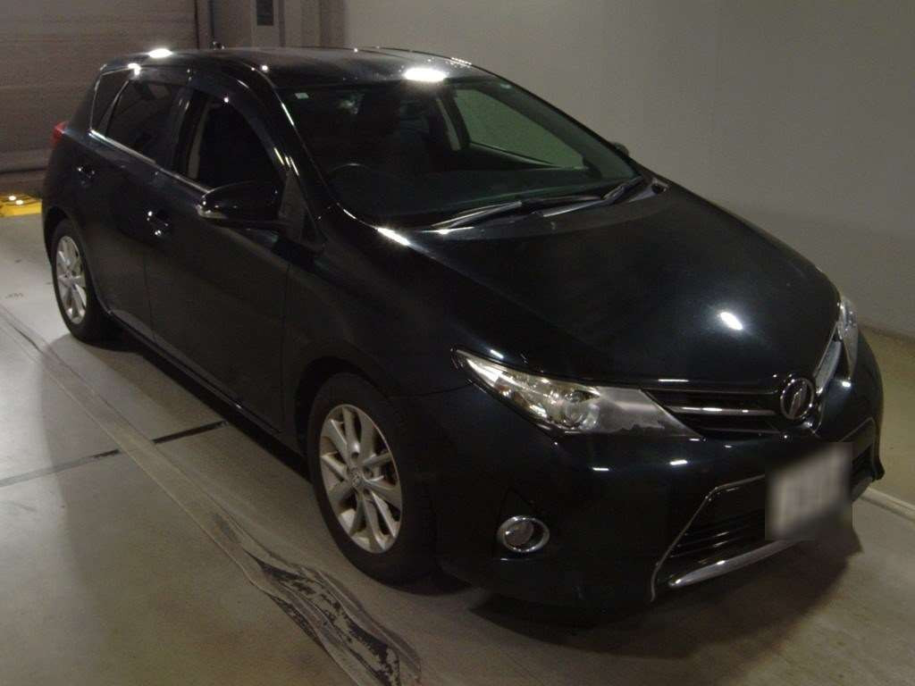 2013 Toyota Auris NZE181H[2]