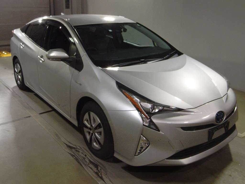 2016 Toyota Prius ZVW55[2]