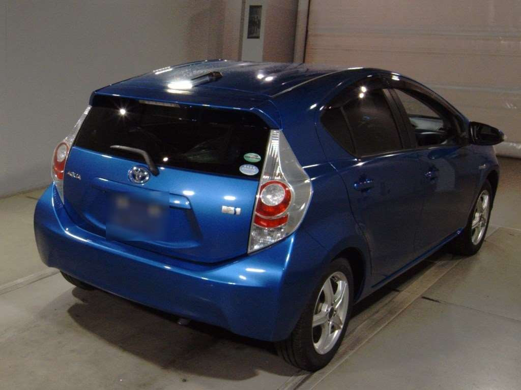 2014 Toyota Aqua NHP10[1]