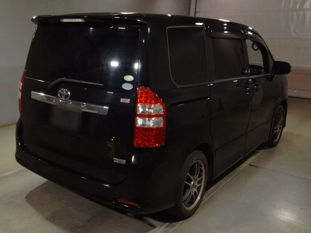 2010 Toyota Noah ZRR70W[1]