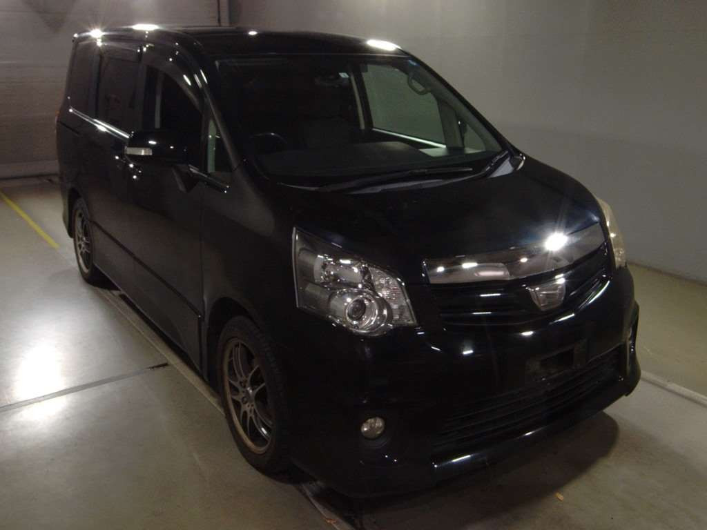 2010 Toyota Noah ZRR70W[2]