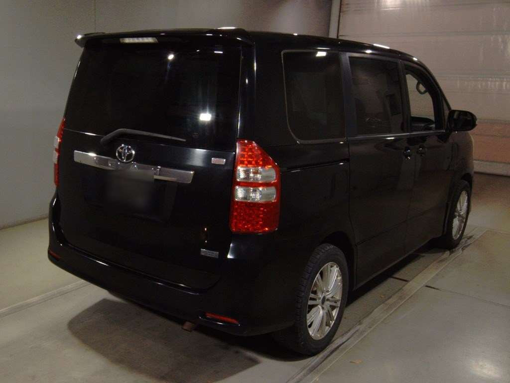 2011 Toyota Noah ZRR75W[1]