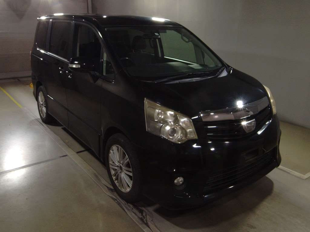 2011 Toyota Noah ZRR75W[2]