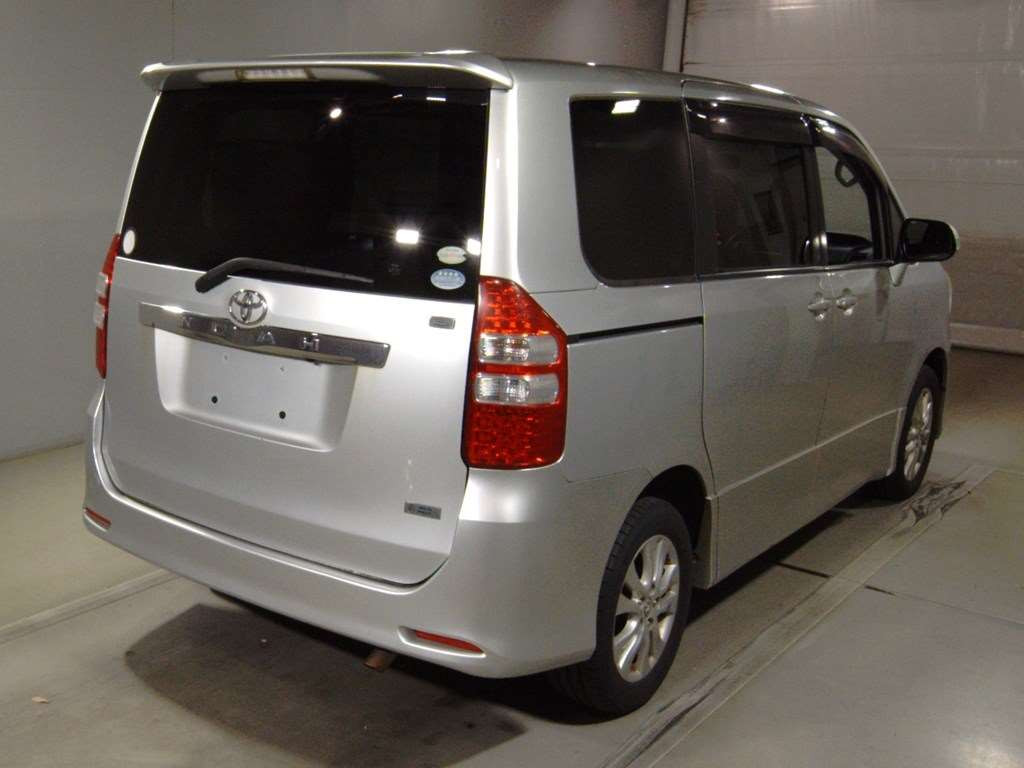 2011 Toyota Noah ZRR75W[1]