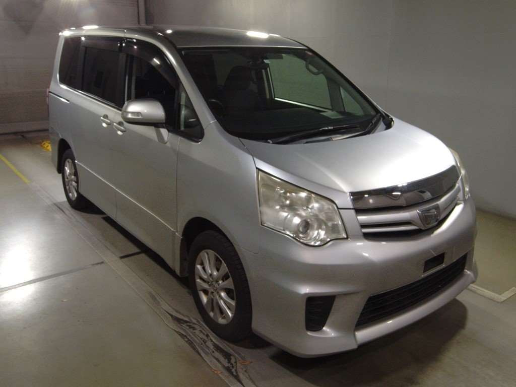 2011 Toyota Noah ZRR75W[2]