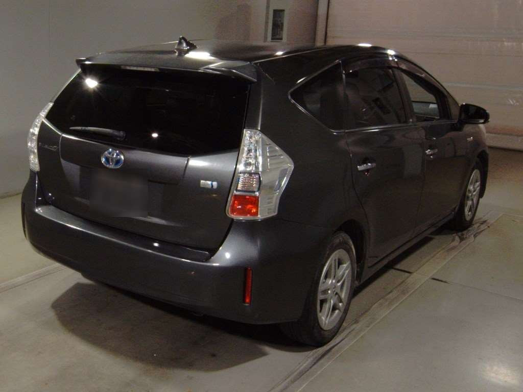 2011 Toyota Prius alpha ZVW41W[1]