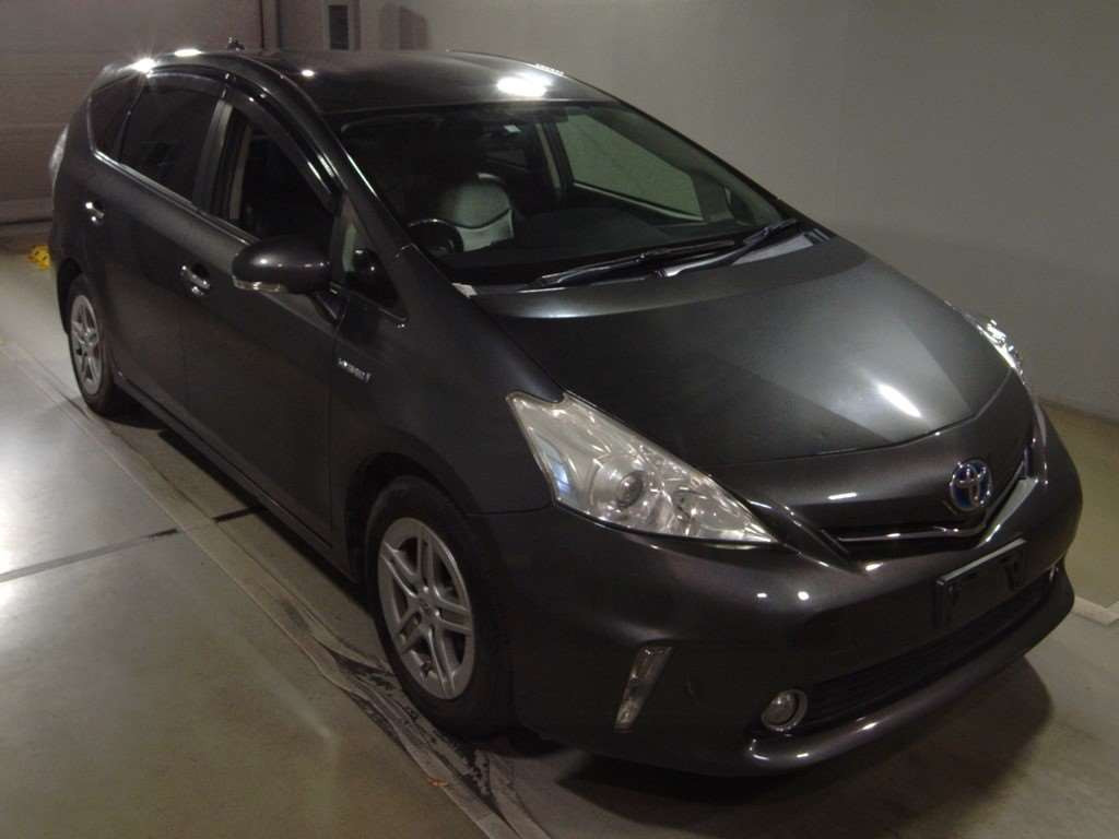 2011 Toyota Prius alpha ZVW41W[2]