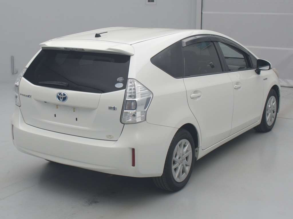 2012 Toyota Prius alpha ZVW41W[1]