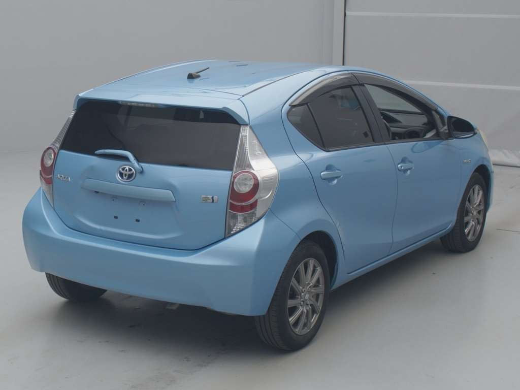 2012 Toyota Aqua NHP10[1]