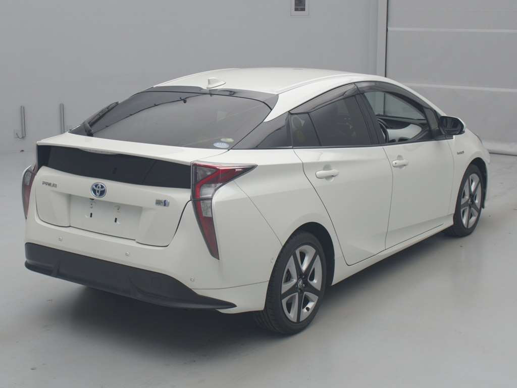 2016 Toyota Prius ZVW51[1]