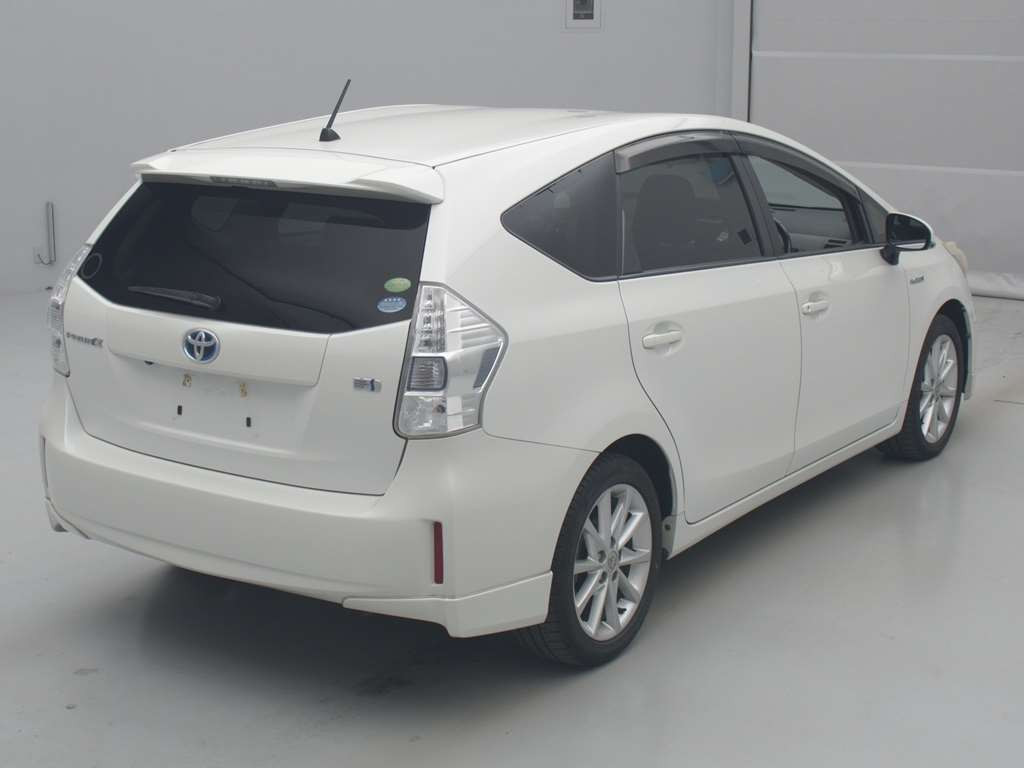 2013 Toyota Prius alpha ZVW40W[1]