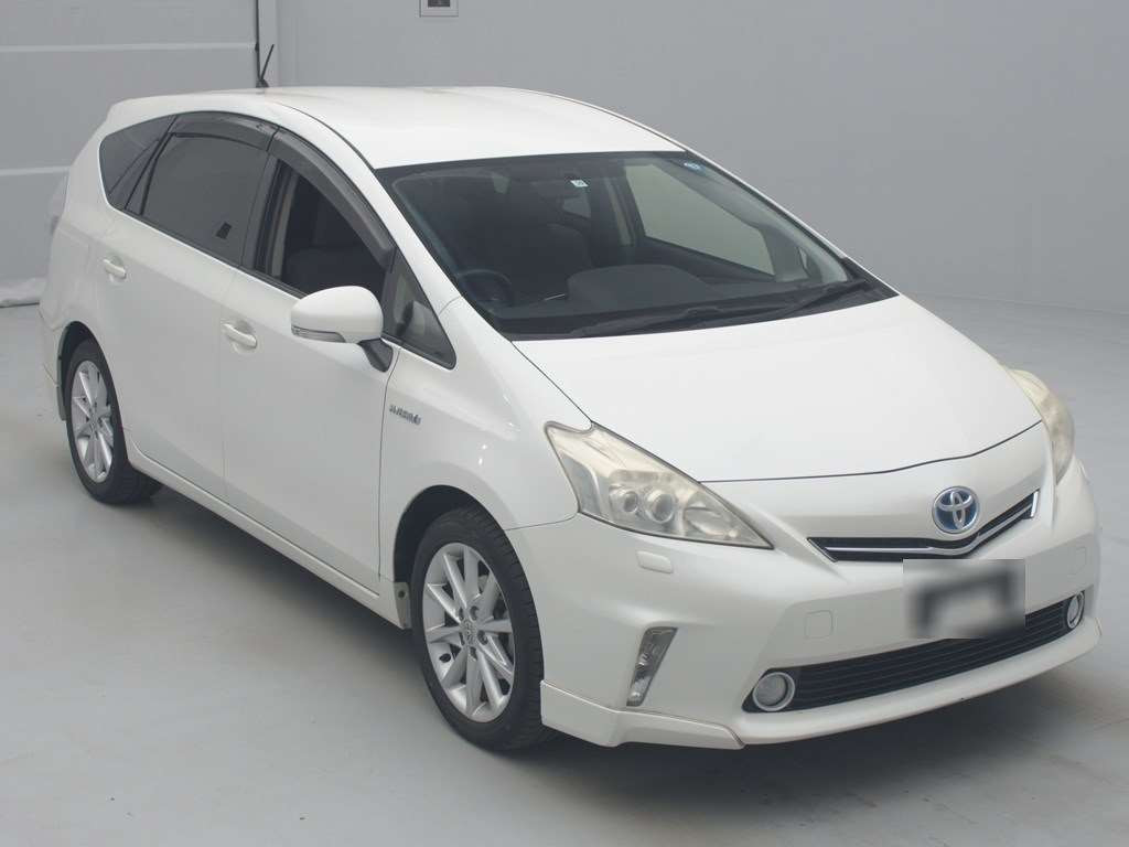 2013 Toyota Prius alpha ZVW40W[2]