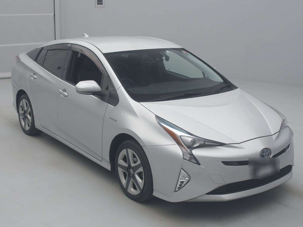 2017 Toyota Prius ZVW55[2]