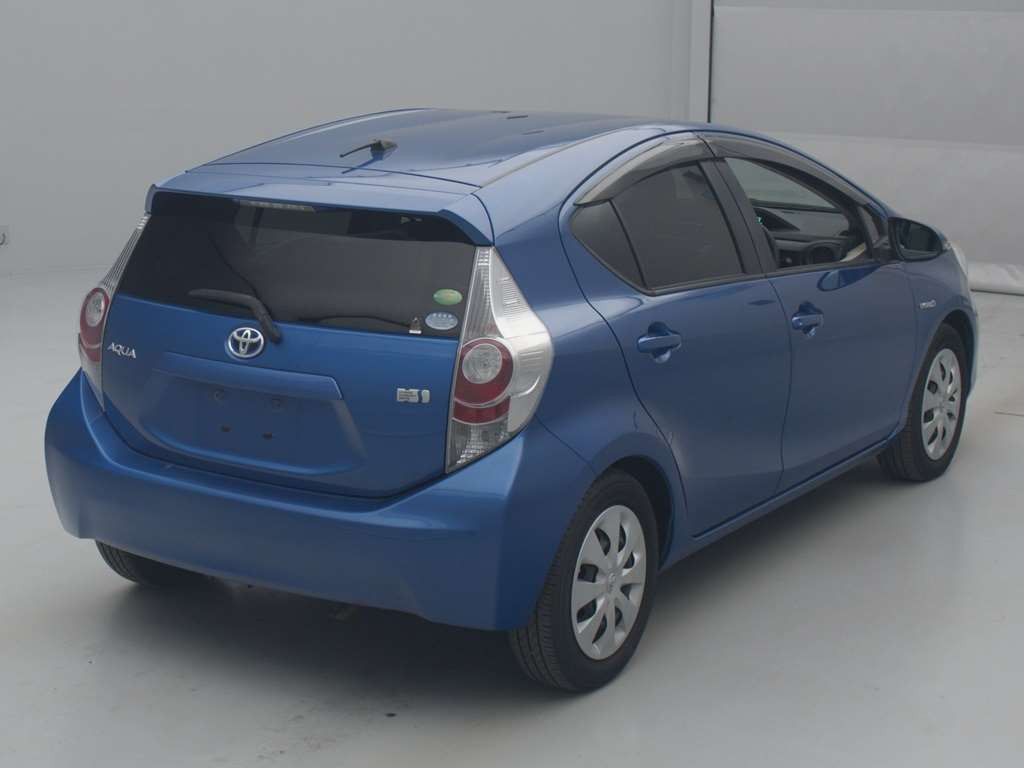 2012 Toyota Aqua NHP10[1]