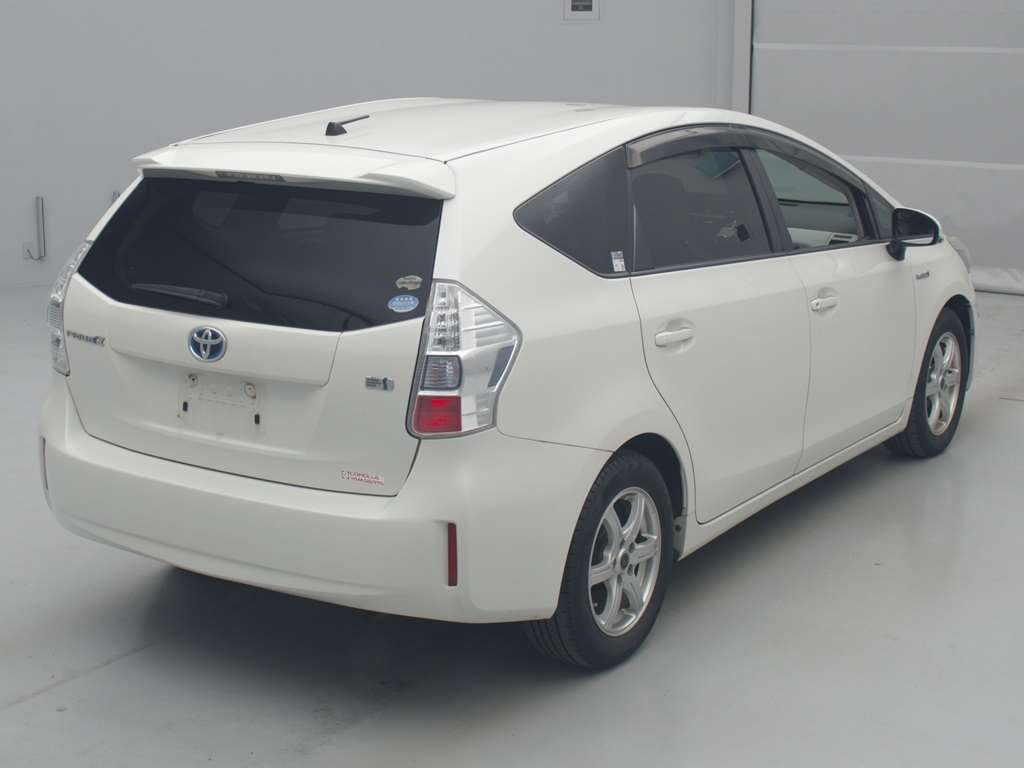 2012 Toyota Prius alpha ZVW40W[1]