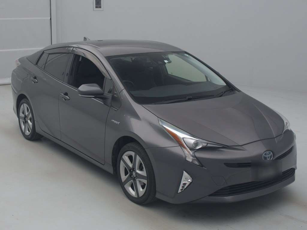 2016 Toyota Prius ZVW55[2]