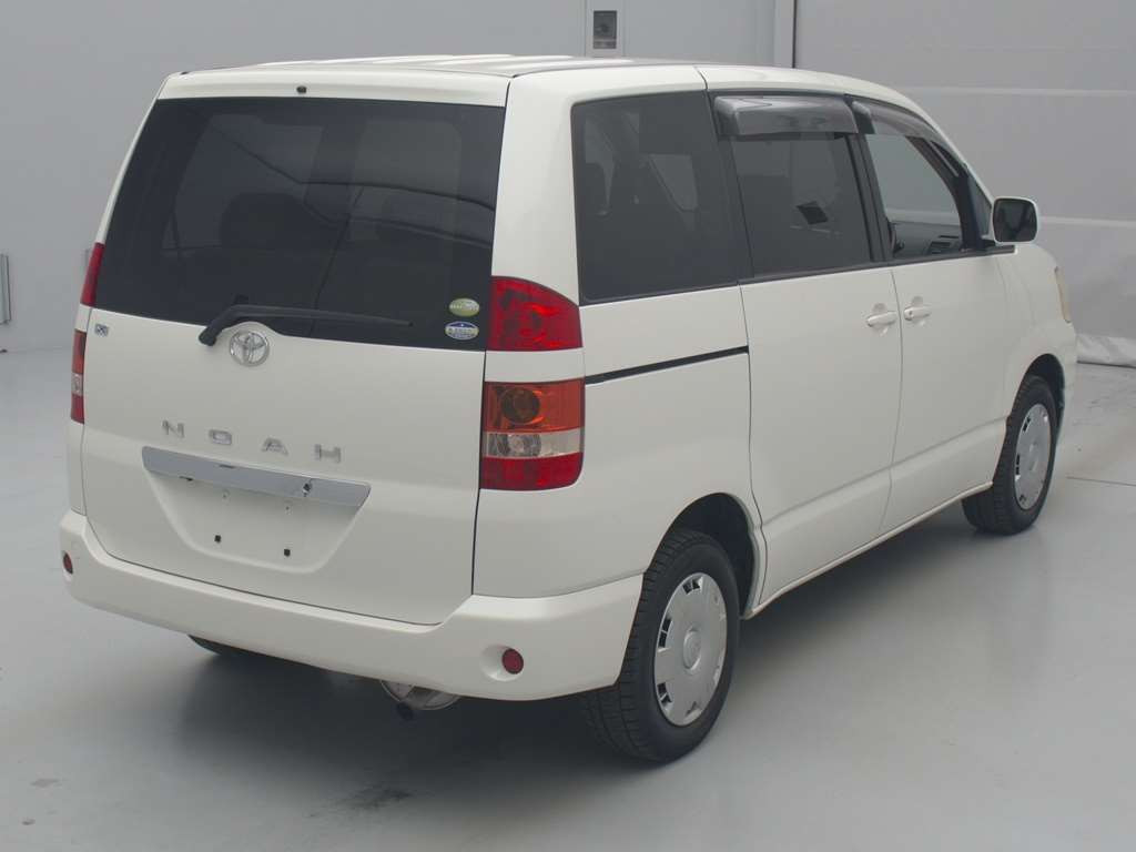 2004 Toyota Noah AZR65G[1]