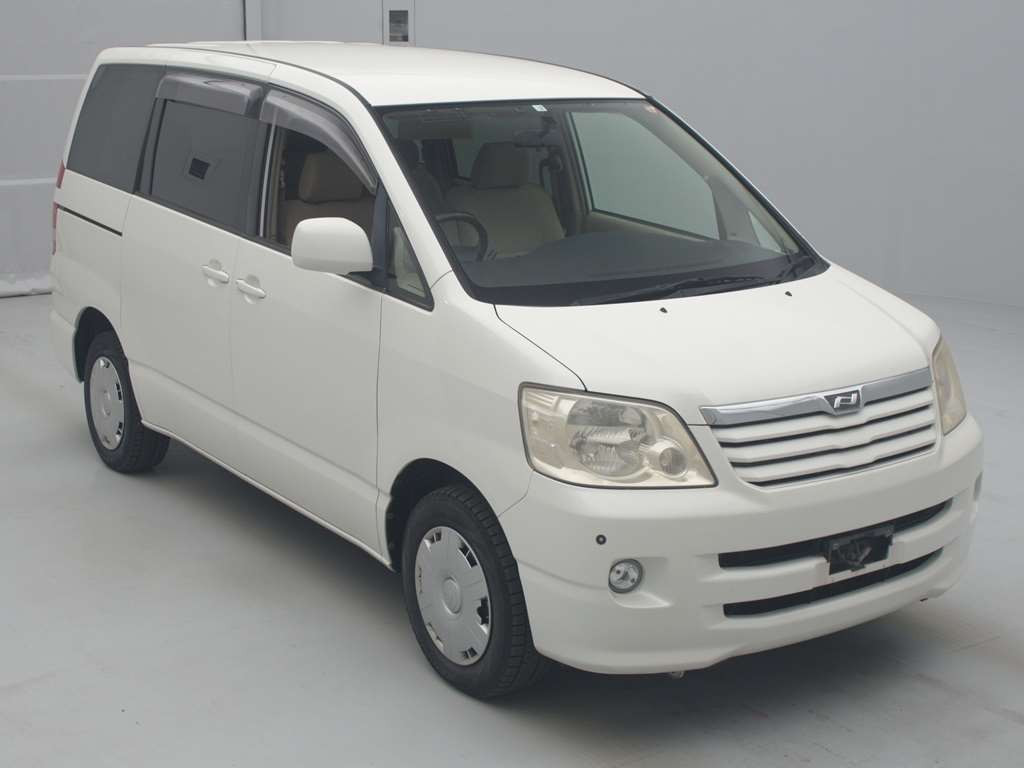 2004 Toyota Noah AZR65G[2]