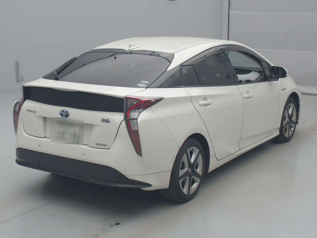 2016 Toyota Prius ZVW55[1]