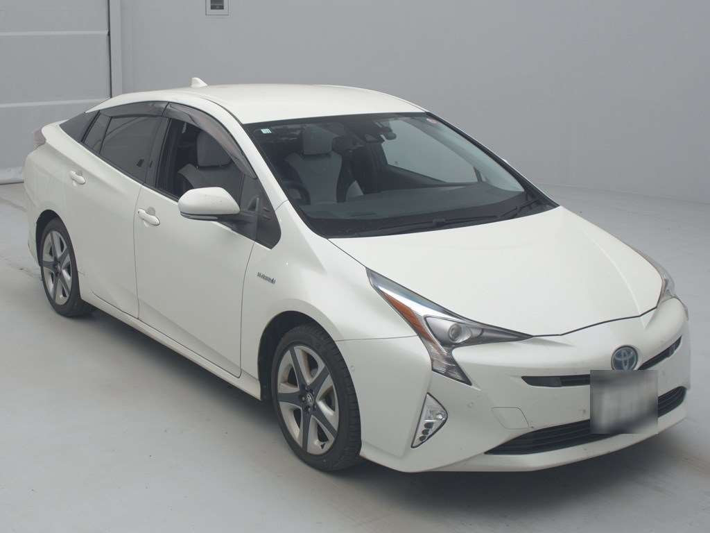 2016 Toyota Prius ZVW55[2]