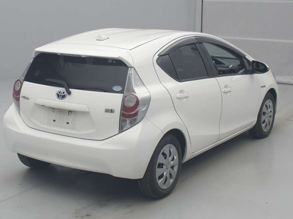 2012 Toyota Aqua NHP10[1]