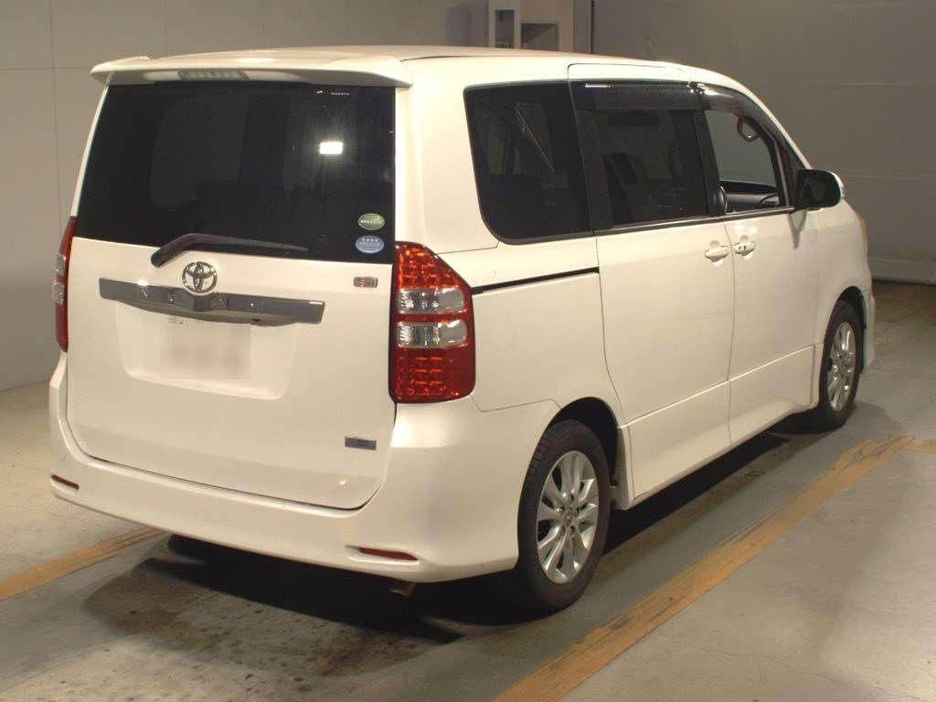 2013 Toyota Noah ZRR70W[1]