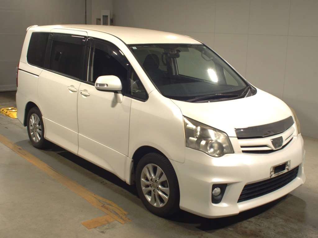 2013 Toyota Noah ZRR70W[2]