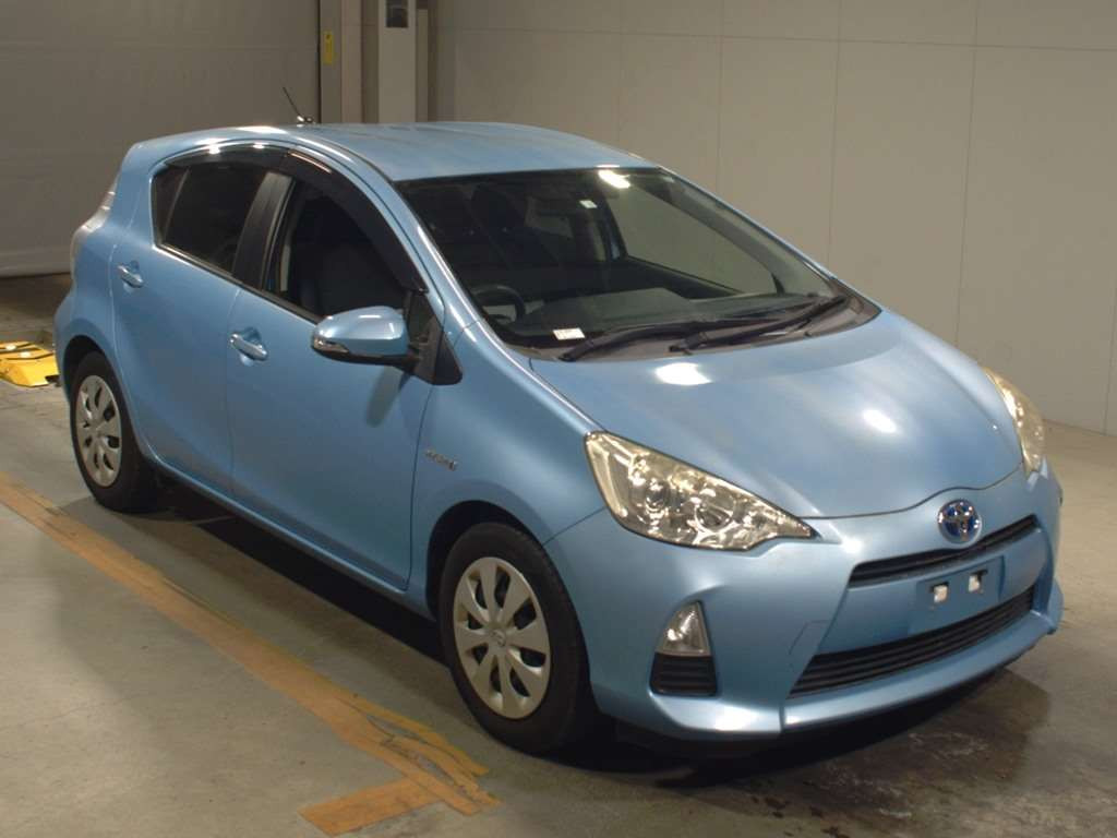 2014 Toyota Aqua NHP10[2]